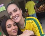 Elizabeth Omoregie și iubita Gabi Moreschi s-au îmbrăcat în tricoul naționalei favorite de la Mondial