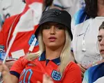 Neașteptat! Iubita starului din Premier League vinde tricouri la mâna a doua