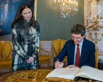 A încălcat protocolul sau nu? Nu doar românii, toată planeta a văzut-o! Mirabela Grădinaru, gest fără precedent în delegația de la Praga. S-a aplecat brusc și a încep...Vezi tot