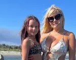 WOW! Elena Udrea, în cel mai decupat costum de baie, pe Litoral! A atras toate privirile alături de fiica ei, Eva, o mică fashionistă, și de Adrian Alexandrov