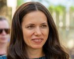 WOW! Mirabela Grădinaru, apariție de senzație la ambasada Americii! NU mai poartă rochii cuminți, așa chiar nu ai văzut-o niciodată! A atras toate privirile la brațul președintelui