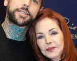 Da, sunt imaginile momentului! Poza e de acum! Ea are 81 de ani (wow), el – 39 de ani și este secretos, misterios și apare extrem de rar în public! Dar azi știrea cu ei face înconjurul lumii