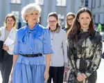 A încălcat protocolul sau nu? Nu doar românii, toată planeta a văzut-o! Mirabela Grădinaru, gest fără precedent în delegația de la Praga. S-a aplecat brusc și a încep...Vezi tot