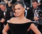 Cum a apărut Misha Miller pe covorul roșu de la Festivalul de Film de la Cannes. Rochia a atras atenția tuturor. „Am fost împreună cu Naomi Campbell”