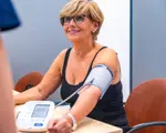 De ce tensiunea 140 cu 80 nu mai este considerată „normală” și ce se întâmplă în corp dacă scade cu 10 unități. Cum măsori corect tensiunea