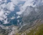 Un bărbat a murit în Munții Făgăraș, după ce a căzut 200 de metri într-o râpă, în zona unui lac glaciar
