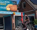 Benzină ieftină, șnițele de 400 de grame și un supermarket cu prețuri ca la depozit, toate într-un mic sat care a devenit oaza prețurilor mici în Olanda: „Imită Germania”.