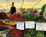 Cât costă murăturile la Obor. „Cu cât e mai mic, cu atât e mai al dracu’! Crede-mă”