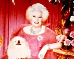 A vândut 750 de milioane de cărți, dar astăzi cu greu mai găsești una în librării. Cum a fost uitată Barbara Cartland
