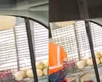S-au oprit cu salvarea aflată în misiune la cumpărături. Șoferul a fost filmat chiar de mama copilului care aștepta să fie transportat la spital I VIDEO