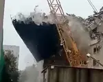 Momentul în care o parte a blocului care a explodat în Rahova acum un an s-a prăbușit în timpul demolării parțiale controlate. Apolodor, compania care se ocupă de lucrări, a explicat ce urmează