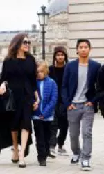 Angelina Jolie alături de cei 6 copii ai ei.