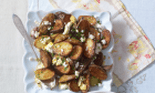 Cartofi rumeniți cu brânză feta