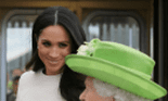 Regina Elisabeta a II-a şi Meghan Markle, primele imagini din călătoria cu trenul regal! Ce amănunt au observat cei prezenți la ținuta purtată de soția Prințului Harry