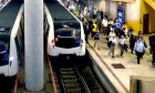Un tânăr de 20 de ani a vrut să se sinucidă la metrou, dar nu s-a aruncat în fața trenului. Metoda la care a apelat tânărul pentru a-și încheia socotelile cu viața i-a îngrozit pe călători