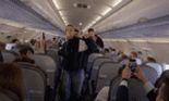 Cine e cântăreața care a susținut un concert în avion, pe ruta București-Timișoara. Pasagerii au fost uimiți când au auzit-o