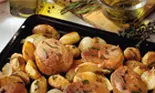 Cotlete de porc cu ceapa, cartofi si verdeata la cuptor