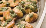 Salata de cartofi noi cu pesmet si parmezan