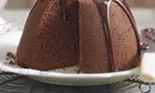 Budinca de cacao cu sos de ciocolata