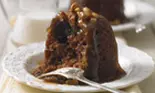 Mini-budinci cu sos de caramel si nuci
