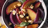 Salata de ceapa rosie coapta, mere si nuci