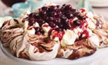 Pavlova cu ciocolata si visine