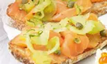 Tartine cu peste, castraveti si capere