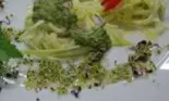 Raw vegan:Spaghete din dovlecel cu doua sosuri (Video)