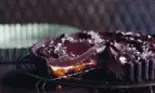 Tartă de ciocolată şi caramel sărat