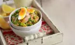 Salată de peşte afumat cu orez, ouă şi legume