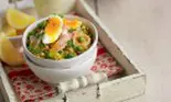 Salată de peşte afumat cu orez, ouă şi legume