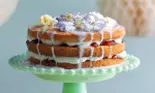 Tort cu flori comestibile