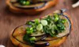 Jamie Oliver face bruschete delicioase cu vinete