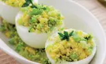 Ouă umplute cu mazăre și sos pesto