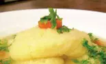 Supă cu găluște pufoase