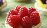 Mini-tarte cu cremă de lămâie și zmeură