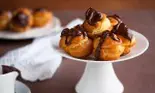Profiterol cu cremă și sos de ciocolată