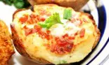 Cartofi-bărcuțe cu brânză Cheddar și bacon