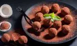 Trufe de post cu ciocolată delicioasă şi fructe uscate