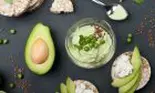 Cum să faci acasă unt de avocado. Este o rețetă simplă de post, gustoasă și hrănitoare