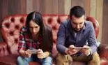 Dependența de telefoanele mobile crește riscul de depresie și anxietate. Uite de ce