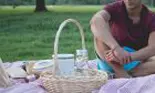 7 lucruri care nu trebuie să îți lipsească din geanta pentru picnic