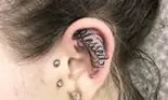 Tatuajele în zona urechii, la modă în această perioadă. Uite care sunt riscurile ce pot să apară în urma realizării acestora
