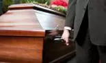 Au chemat medicii să consulte un cadavru pregătit de înmormântare. Rudele i-au pus oglinda la gură și s-a aburit!