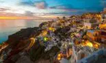 Santorini, un magnet pentru îndrăgostiții din toată lumea