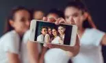 Folosești blițul atunci când îți faci selfie? Acest obicei îți poate cauza probleme grave de sănătate