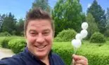 În tinerețe avea plete, iar astăzi este unul dintre cei mai apreciați prezentatori de la noi! Cum arata Pavel Bartoș în tinerețe