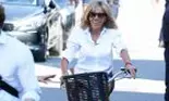Prima Doamnă a Franței, apariție spectaculoasă. Uite cum s-a îmbrăcat soția lui Emmanuel Macron când a ieșit la plimbare cu bicicleta
