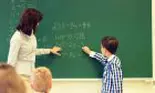 Profesorii cer salarii mai mari pentru că muncesc mult. Dar muncesc ei pentru nevoile copiilor?