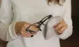 Cum să repari zgârieturile de pe lentilele ochelarilor? Este mai simplu decât crezi